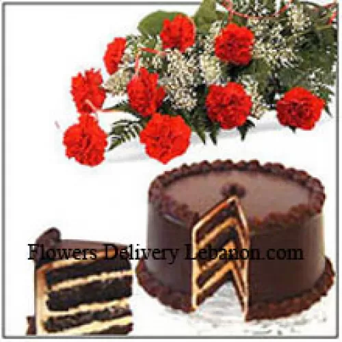 季節のフィラーと12本のカーネーションの束と1キログラム（2.2ポンド）のチョコレートケーキ（ケーキの配達はマニラ地域のみ利用可能です。マニラ地域外のケーキの配達注文は、クリームのないチョコレートブラウニーケーキに変更されるか、受取人には同じケーキを購入するためのレッドリボンバウチャーが提供されます）
