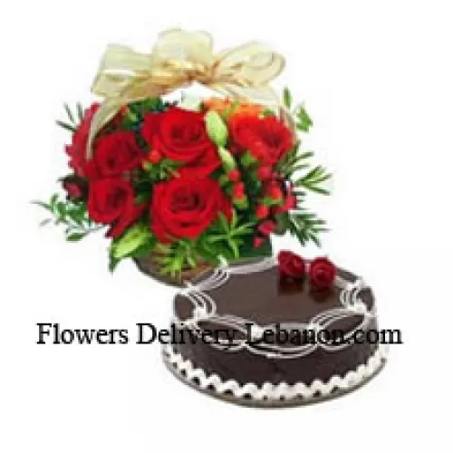 Panier de 12 roses rouges avec un gâteau au truffe au chocolat de 1 kg