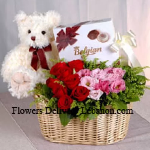 Kosz z czerwonymi i różowymi różami, pudełko czekolady i uroczy miś pluszowy