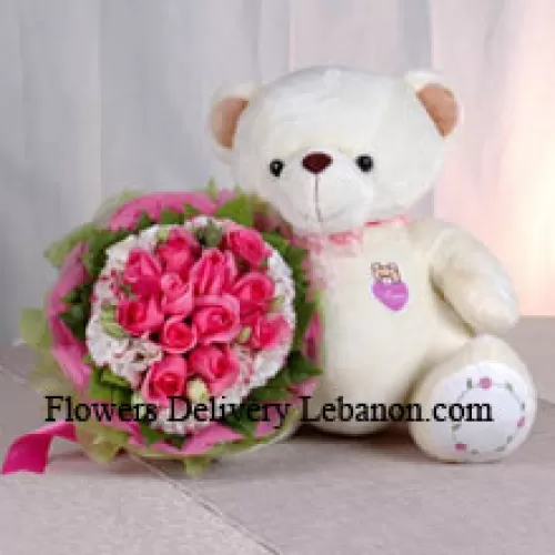 Букет из 12 розовых роз и среднего размера милого медвежонка