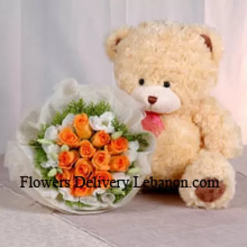 Ramo de 12 rosas naranjas y un oso de peluche de tamaño mediano