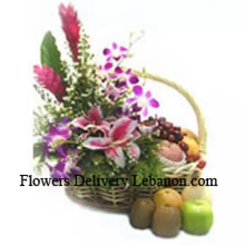 Korb mit 4 kg (8,8 lbs) verschiedenem frischem Obst und verschiedenen Blumen