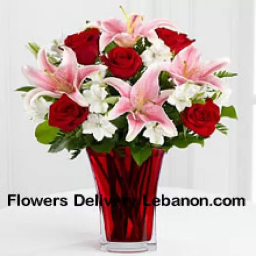 아름다운 유리 꽃병에 계절마다 다른 장식과 함께 6송이의 붉은 장미와 5송이의 분홍색 백합이 들어 있습니다.