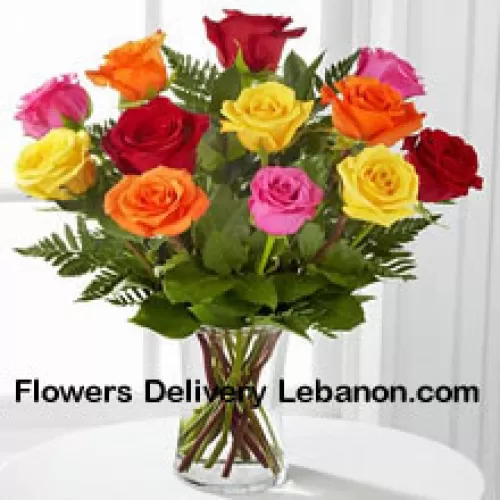 12 ורדים בצבעים מעורבים עם כמה פריחים בכלי