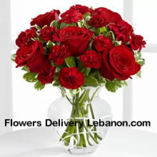 9朵红玫瑰和9朵红色康乃馨，装在玻璃花瓶里