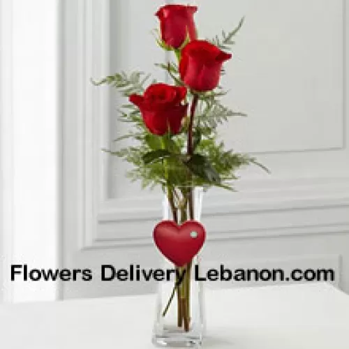 3 Rosas Vermelhas em um Vaso de Vidro com um Pequeno Coração Anexado