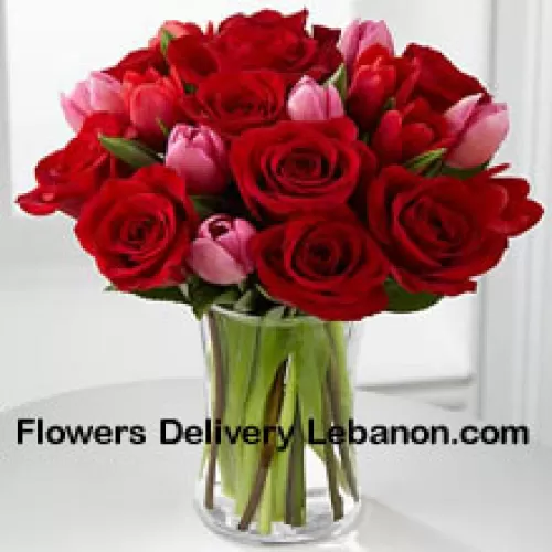 玻璃花瓶里有12朵红玫瑰和6朵粉色郁金香，还有一些季节性的装饰