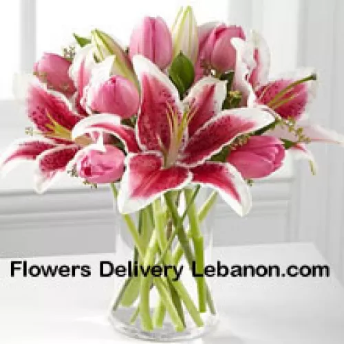 Różowe Lilie i Różowe Tulipany w Szklanym Wazonie