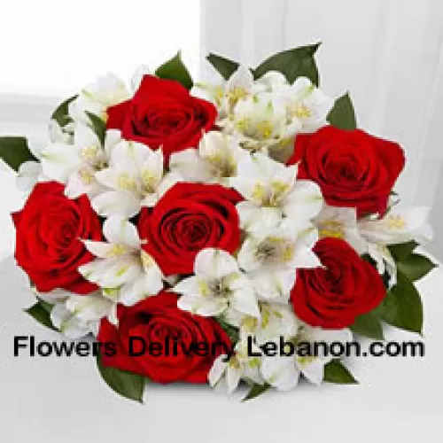 Nippu 6 punaista ruusua ja kausiluonteisia valkoisia kukkia
