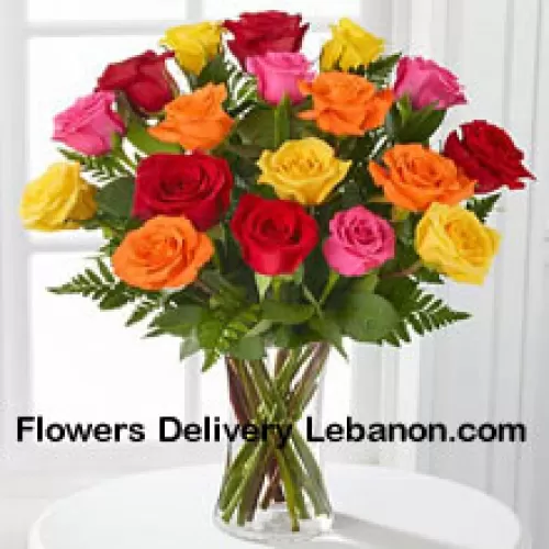 18 Rosas Coloridas Misturadas com Enchedores de Estação em um Vaso de Vidro
