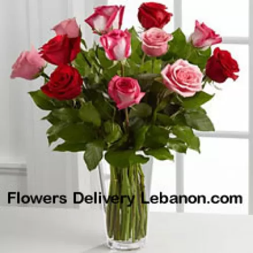 4 Czerwone, 4 różowe i 4 dwukolorowe róże z sezonowymi dodatkami w szklanej wazonie