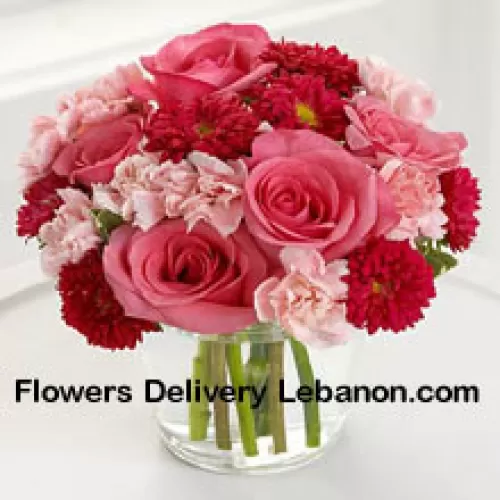 6 trandafiri roz, 10 margarete de culoare roșie și 10 garoafe de culoare roz într-o vază de sticlă