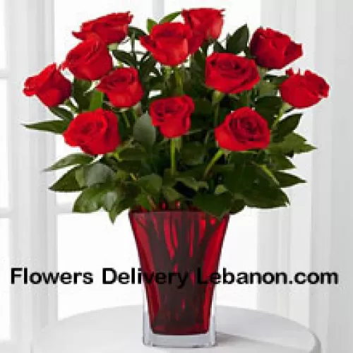 12 Trandafiri Roșii cu câteva frunze de ferigă într-o vază