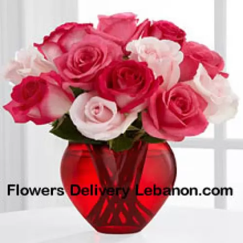 8 Donkerroze rozen met 4 lichtroze rozen in een glazen vaas