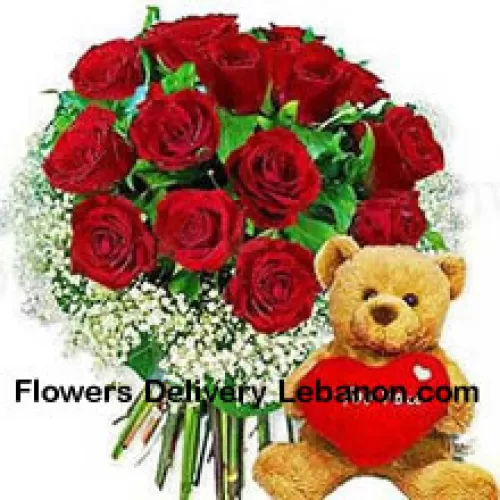 Buchet cu 12 trandafiri roșii, umplutură sezonieră și un ursuleț drăguț maro de 8 inch