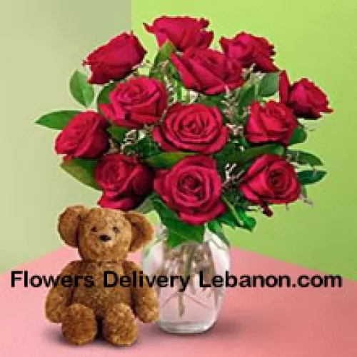12 Rose Rosse con alcune Felci in un Vaso e un Carino Orsacchiotto Marrone di 8 Pollici