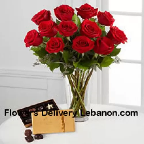 花瓶に入った12本の赤いバラとシダの一部と、ゴディバチョコレートの箱（在庫がない場合は同等の価値のチョコレートで代替する権利を留保します。在庫に限りがあります）