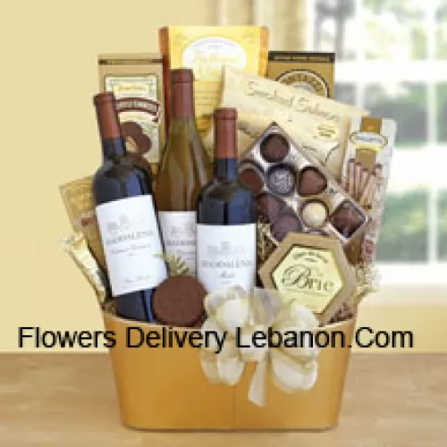 Esta cesta de regalo incluye tres botellas de vino delicioso: un Cabernet Sauvignon, un Chardonnay y un rico Merlot. La fiesta continúa con salmón ahumado, galletas trufadas Primo Dolce, chocolates Ghirardelli Masterpiece, queso brie, galletas Dolcetto y Almond Roca. (El contenido de la cesta, incluido el vino, puede variar según la temporada y la ubicación de entrega. En caso de que un producto no esté disponible, lo sustituiremos por un producto de igual o mayor valor)