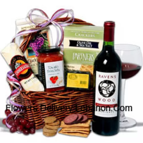 Esta cesta de presente para o Dia dos Pais inclui Ravenswood Cabernet Sauvignon - 750 ml, Hors Doeuvre Deli Style Crackers da Partners, Tomate Bruschetta da Elki, Biscoito de Vinho Tinto da American Vintage, Queijo defumado de Hickory & Maple da Sugarbush Farm e Linguiça de Verão embalada pelo açougue Sparrer Sausage Co. (O conteúdo da cesta, incluindo o vinho, pode variar de acordo com a estação e local de entrega. Em caso deindisponibilidade de um determinado produto, substituiremos o mesmo por um produto de valor igual ou superior)