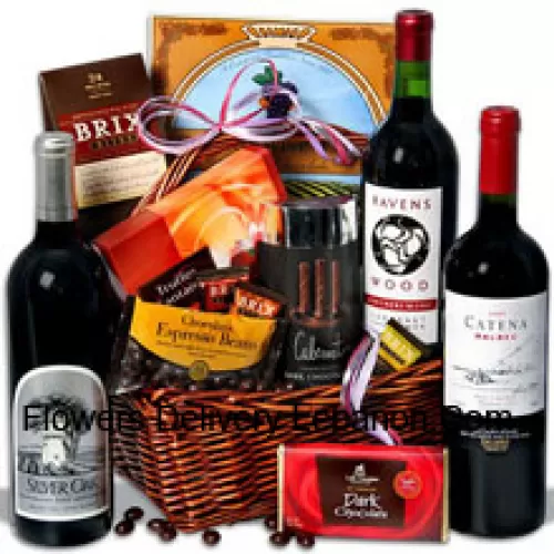 Este cesto de presente exclusivo inclui Ravenswood Cabernet Sauvignon - 750 ml, Catena Malbec Mendoza - 750 ml, Silver Oak Alexander Valley Cabernet Sauvignon - 750 ml, Barra de Chocolate Amargo Assinatura da Lake Champlain, Grãos de Café Espresso de Chocolate Amargo da Marich, Trufas Chocolatier Fantaisie da Guyaux Chocolates, Wafer de Chocolate Mocha California Wine da Sacramento Cookie Co, Palitos de Gel de Chocolate Amargo com Sabor de Cabernet da Sweet Candy Co e Brix Bites da Brix. (O conteúdo do cesto, incluindo o vinho, pode variar conforme a estação e local de entrega. Em caso deindisponibilidade de um determinado produto, substituiremos o mesmo por um produto de valor igual ou superior)