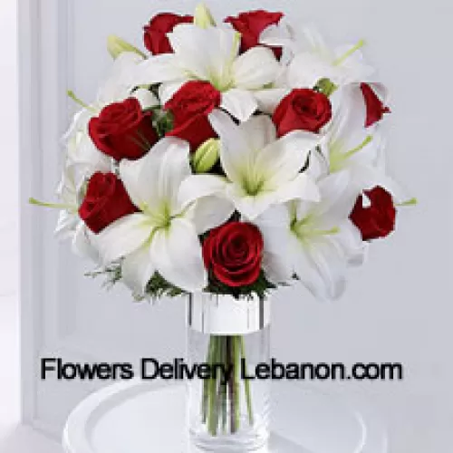 Ce produit est une manière élégante et élégante de répandre la bonne volonté pour la saison des fêtes. Les roses rouges sont disposées pour attirer l'attention parmi les lys orientaux blancs dans un vase en verre clair enveloppé d'un ruban argenté pour créer une démonstration saisonnière de vœux sincères pour des vacances magiques. (Veuillez noter que nous nous réservons le droit de substituer tout produit par un produit adéquat de valeur égale en cas de non-disponibilité d'un certain produit)