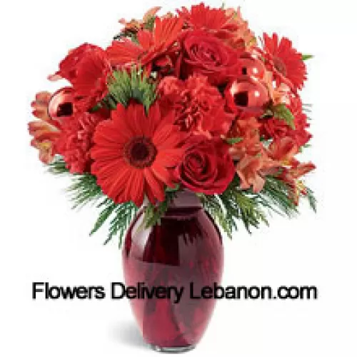 Un hermoso jarrón de vidrio rojo para las vacaciones sostiene una variedad de flores carmesí. Claveles, rosas, margaritas Gerbera y alstroemerias están decorados con brillantes adornos de vidrio rojo e intercalados con follaje navideño. ¡Ideal para regalar o para quedártelo tú mismo! (Tenga en cuenta que nos reservamos el derecho de sustituir cualquier producto por un producto adecuado de igual valor en caso de no disponibilidad de cierto producto)