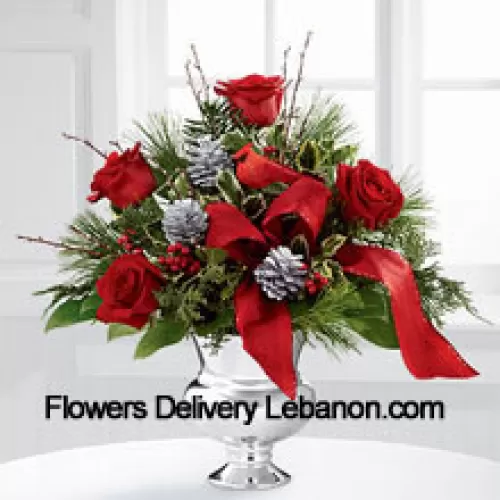 Estremamente elegante e ricco dei tuoi più allegri auguri, questo bouquet sarà il regalo perfetto per le vacanze. Le ricche rose rosse sono vibranti e luminose, disposte con agrifoglio variegato, vari verdi natalizi, pigne e rami argentati, il tutto perfettamente accentuato con un cardinale finto e un nastro rosso. Presentato in un vaso di argento, questo bouquet aggiungerà gioia e festosità alla loro stagione delle vacanze con ogni splendida fioritura. (Si prega di notare che ci riserviamo il diritto di sostituire qualsiasi prodotto con un prodotto idoneo di pari valore in caso di indisponibilità di un certo prodotto)