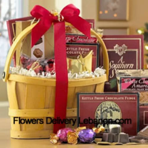 Een klassieke combinatie van de beste gourmet chocolaatjes maakt dit een cadeaumand perfect voor iedereen die van zoetigheid houdt. Inclusief Italiaanse Chocolade Truffels, knapperige Amandel Roca, Witte Chocolade Amaretto Wafers, Chocolade Fudge, romige Melkchocolade, Belgische Chocolaatjes en diverse individueel verpakte Godiva Chocolaatjes. We verpakken alles in een herbruikbare handmand en verzenden uw cadeau rechtstreeks naar de ontvangers. (Let op: we behouden ons het recht voor om elk product te vervangen door een geschikt product van gelijke waarde in geval van niet-beschikbaarheid van een bepaald product)