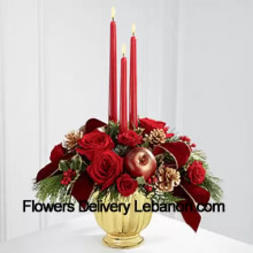 A grandiosidade e a rica beleza da temporada de Natal são destacadas com cada flor carmesim. Rosas vermelhas brilhantes e rosas spray são arranjadas em um recipiente dourado de designer entre azevinho variegado e várias folhagens de Natal. Acentuado com maçãs artificiais, pinhas douradas e fita bordô dourada, este lindo arranjo exibe três velas vermelhas para criar a atmosfera perfeita para a celebração do feriado deles. (Por favor, note que reservamos o direito de substituir qualquer produto por um produto adequado de valor igual em caso deindisponibilidade de um determinado produto)